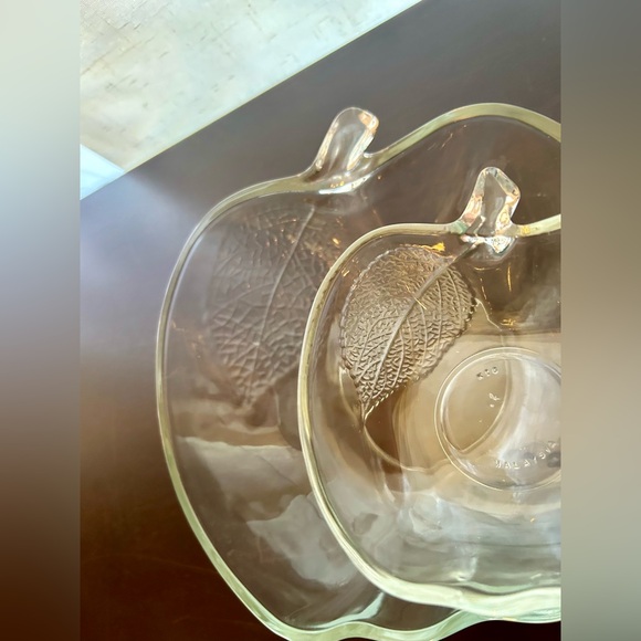 Vintage 1970s Large 9" Apple Shaped Clear Glass Serving Bowl w/Leaf Detailing - Picture 4 of 10
